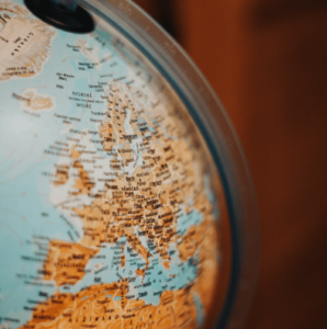 지구본 옆면으로 유럽 지도가 보인다
