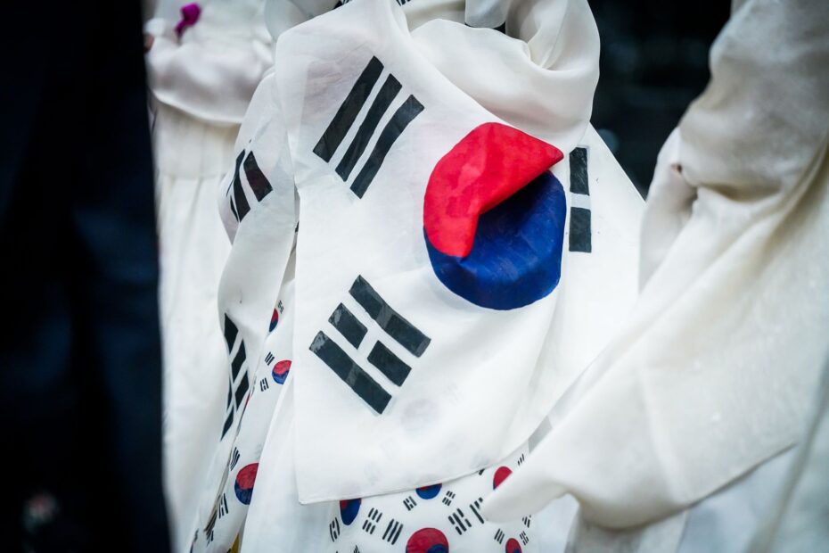 주름진 천 위에 놓인 태극기 가까이 찍은 모습
